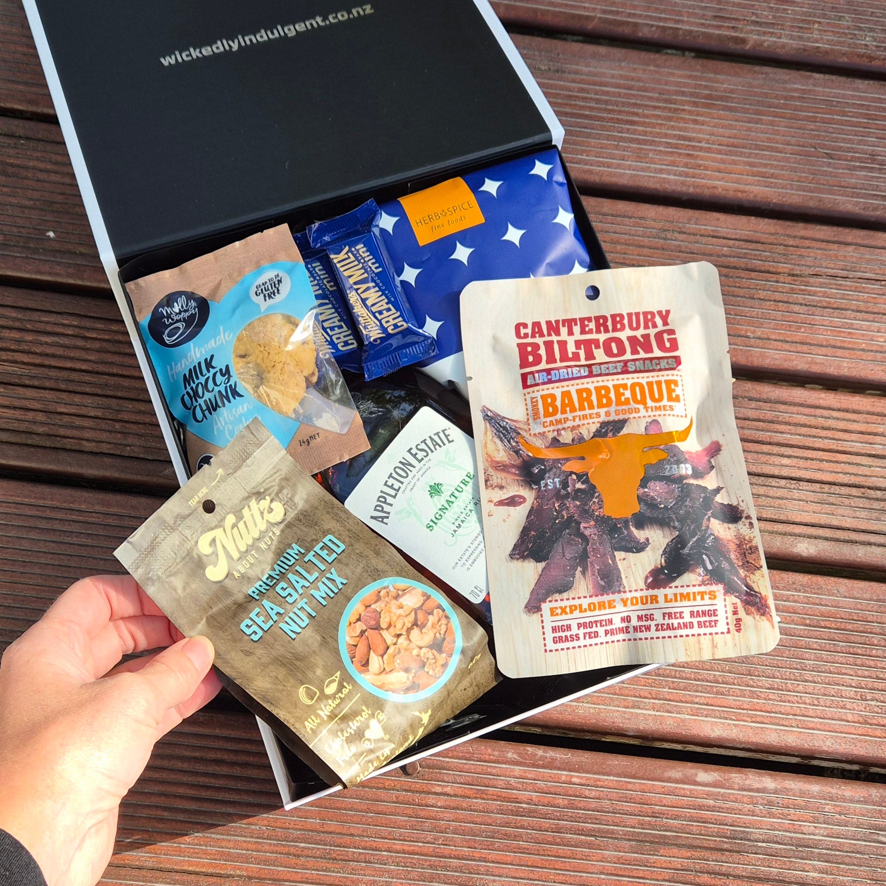 Men’s gift hamper NZ with Appleton Estate rum and gourmet snacks in luxury box