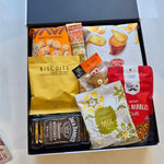 Gift box featuring Jack Daniel’s whiskey, gourmet snacks, corn nibbles, popcorn, and biscuits arranged in a black gift box – perfect for Father’s Day or gifting him.