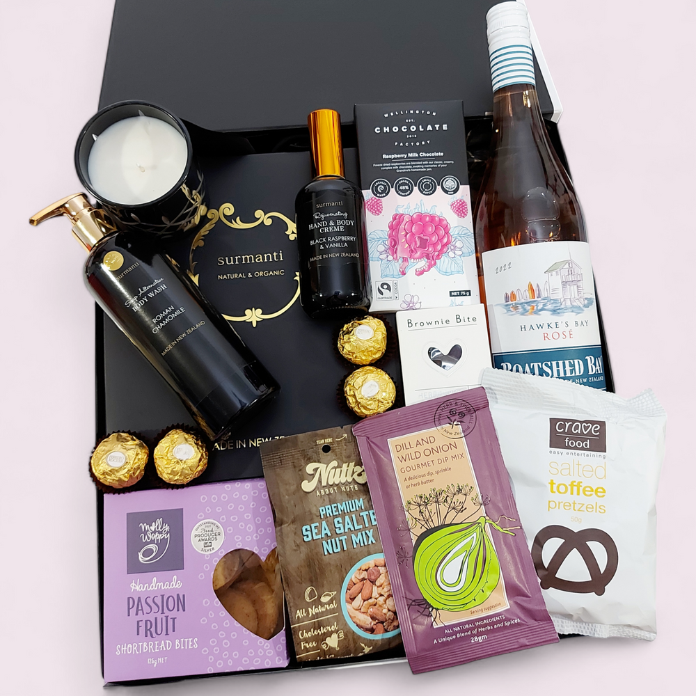 Gift hamper with wine, chocolate, candle, handcream, bodywash and shortbread. The perfect gift for her.