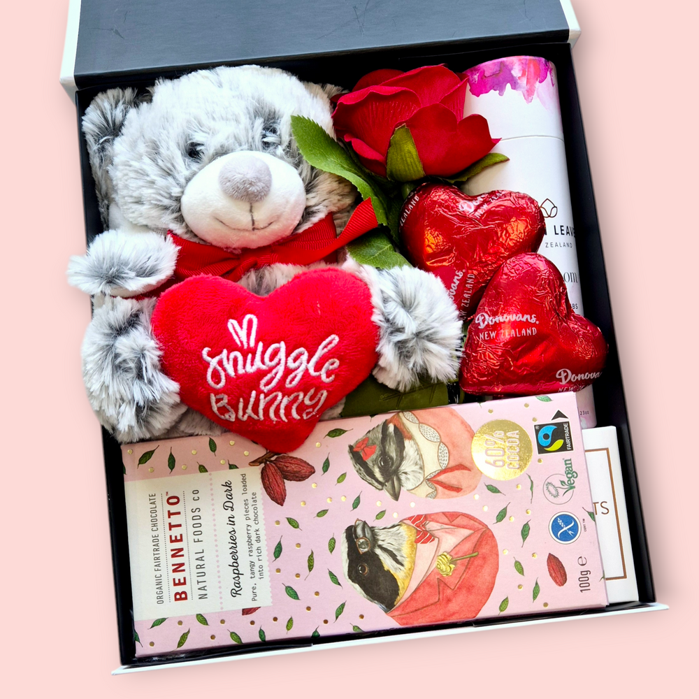 Valentine’s Vibes gift box with a cuddly ‘Snuggle Bunny’ plush, bath bombs, artificial roses, a scented candle, chocolate hearts, and a chocolate bar – perfect for spoiling your Valentine.