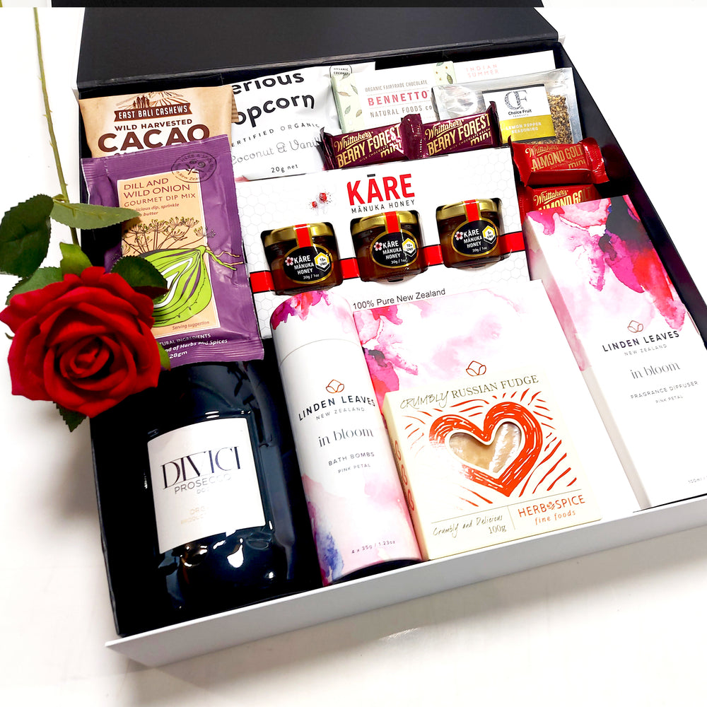 Romantic gift basket with prosecco, diffuser, bath bombs, honey & Chocolate. Presented in a modern gift box with an artificial red rose.
