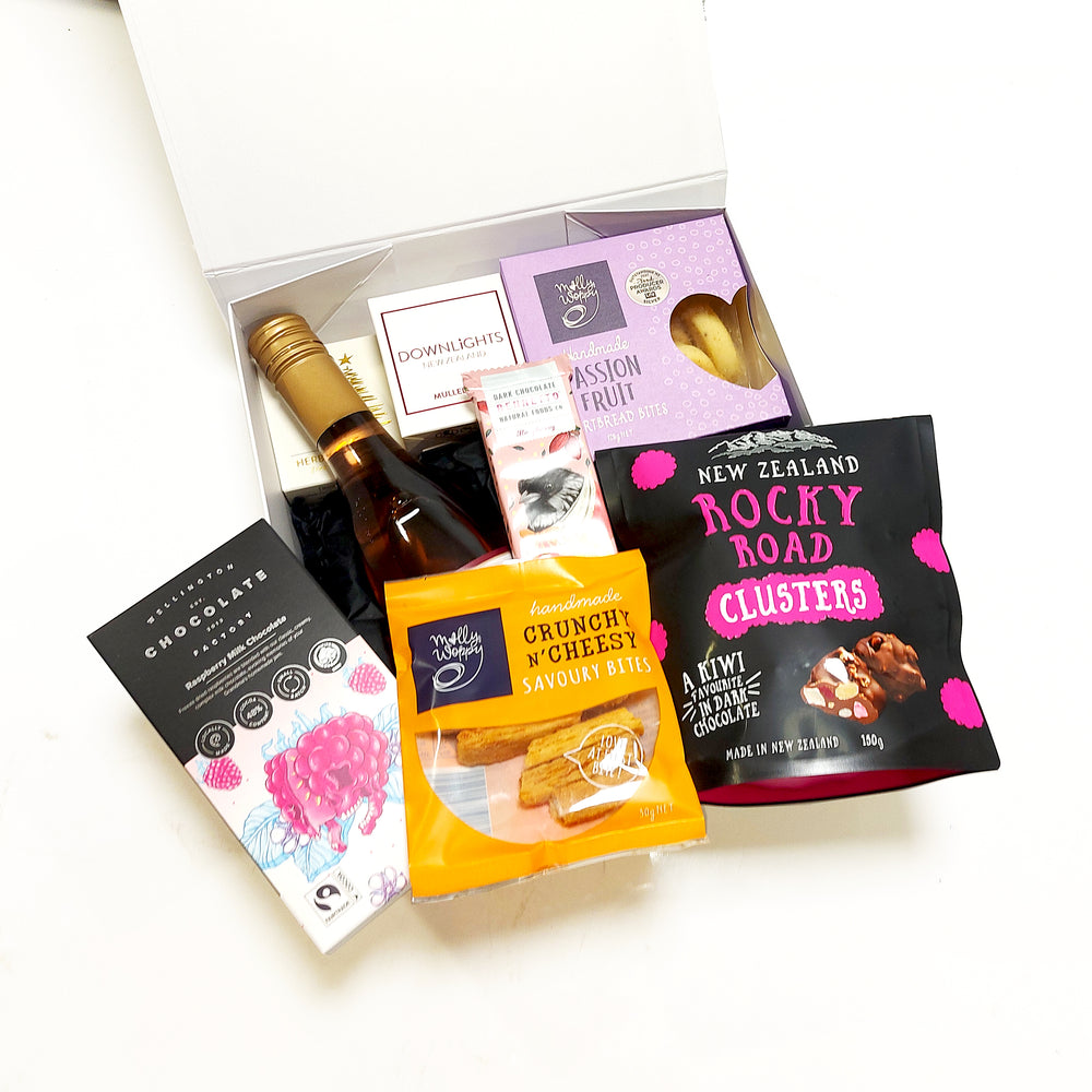 Perfect gift box for that lush Lady in your life that could do with a little unwind time, drinking a glass of Melton Estate Sparkling Riesling, smelling the aromas of a Downlight candle, and eating some sweet treats.
