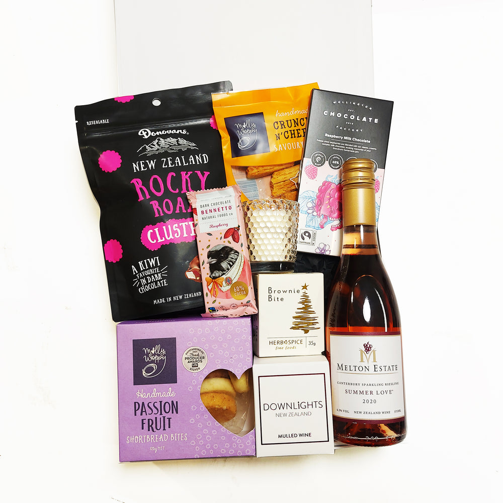 Perfect gift box for that lush Lady in your life that could do with a little unwind time, drinking a glass of Melton Estate Sparkling Riesling, smelling the aromas of a Downlight candle, and eating some sweet treats.